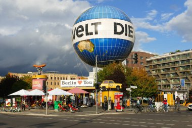 24 Ekim 2020 'de Berlin' de sokak sahnesi. Charlie Kontrol Noktası yakınlarındaki HiFlyer Alman başkentinin en popüler turistik yerlerinden biridir..    