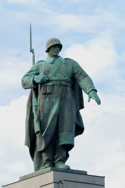 Strae Des Deki Sovyet Anıtı Nda Omuz Kasaturalı Bir Askerin — Stok fotoğraf