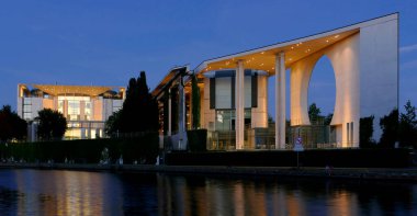 Berlin, Almanya, 12 Ağustos 2020, Federal Başbakanlık, Berlin 'deki Alman Şansölyesi' nin koltuğu Spree 'nin arka tarafından.