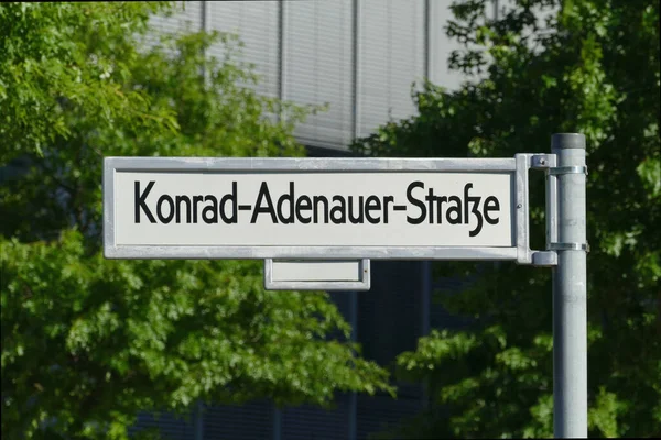 Οδικό Σήμα Του Konrad Adenauer Strasse Στο Κυβερνητικό Τμήμα Του — Φωτογραφία Αρχείου