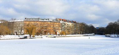 Berlin, Almanya, 11 Şubat 2021, Berlin-Kreuzberg 'deki donmuş Urbanhafen' de kış sahnesi