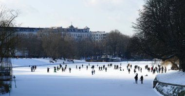 Berlin, Almanya, 10 Şubat 2021, Berlin-Kreuzberg 'deki donmuş Urbanhafen' de kış sahnesi