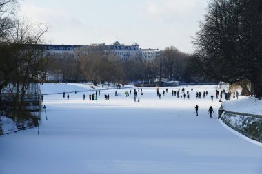 Berlin, Almanya, 10 Şubat 2021, Berlin-Kreuzberg 'deki donmuş Urbanhafen' de kış sahnesi