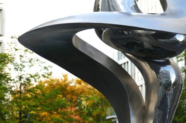 Berlin, Almanya, 24 Ekim 2020, Brandenburg Kapısı yakınlarındaki Inge-Beisheim-Platz 'da Gideon Graetz' in Phoenix heykeli..