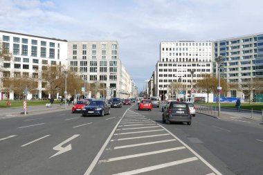 Berlin, Almanya, 16 Nisan 2021, Leipziger Platz üzerinden Leipziger Caddesi 'ne bakın. 