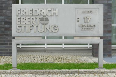 Berlin, Almanya, 12 Nisan 2021, Berlin Tiergarten, Tiergarten 'de bulunan Hiroshimastrasse' de SPD 'ye bağlı Friedrich-Ebert-Stiftung mektup ve posta kutusu..