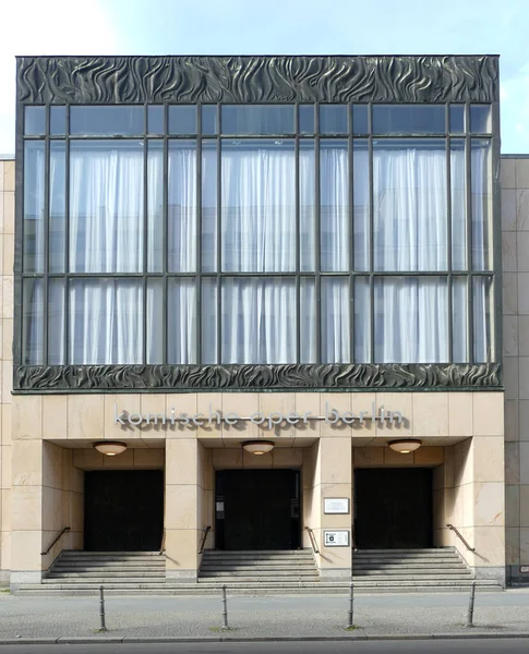 2021年4月12日 德国柏林 Behrenstrasse的Komische Oper立面和主要入口 — 图库照片