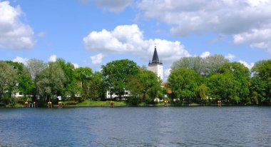 Berlin, Almanya, 20 Mayıs 2021, Treptower Park 'tan Spree nehrinin üzerinden köy kilisesi Alt Stralau' ya manzara