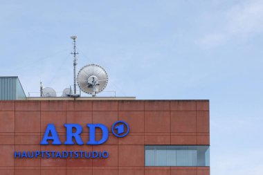 Berlin, Almanya, 24 Mayıs 2021, ARD başkentinin ön cephesi çatıda uydu anteniyle.
