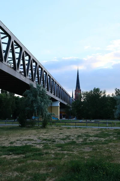 Pont Ferroviaire Surélevé Dans Parc Berlin Gleisdreieck Avec Église Luther — Photo