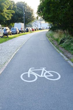 Berlin, Almanya, 23 Temmuz 2021, John-Foster-Dulles-Allee 'de bisiklet yolu..