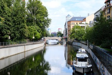 Berlin, Almanya, 10 Ağustos 2021, Spree Kanalı üzerindeki Gruenstrassenbruecke 'den Rostrassenbruecke' e doğru görüş