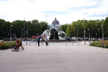 Berlin, Almanya 24 Ağustos 2021, Berlin Kalesi 'nin kubbesi arka planda olan Neptün Çeşmesi