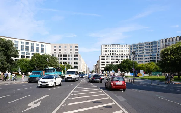 Berlin, Almanya, 25 Ağustos 2021, Leipziger Platz 'ın Leipziger Caddesi' ne bakan görüntüsü.