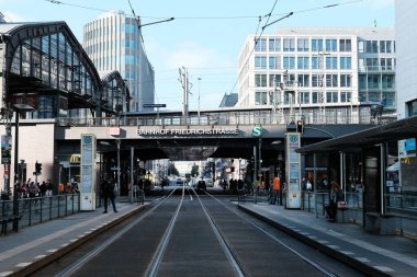 Berlin, Almanya, 2 Eylül 2021, Friedrichstrasse istasyonundaki altgeçidi izleyin..
