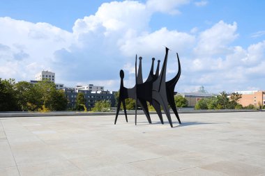 Berlin, Almanya, 10 Eylül 2021, Çelik heykel Alexander Calder 'ın Neue Nationalgalerie' nin serbest erişilebilir yüzeyi üzerinde yaptığı 