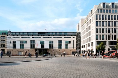 Berlin, Almanya, 7 Eylül 2021, Fransız Büyükelçiliğine bakan Pariser Platz.
