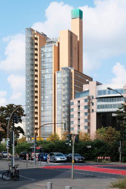 Berlin, Almanya, 10 Eylül 2021, Schoeneberger Ufer 'den Potsdamer Platz' daki Atrium Kulesi 'ne (eski adıyla Debis-Haus) görüntü