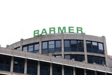 Berlin, Almanya, 17 Eylül 2021, Barmer Ersatzkasse yönetim binasının cephesi.