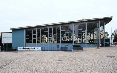 Berlin, Almanya, Tranenpalast 'a giriş. Almanların bölüğünde Rusça, Almanca ve Fransızca 