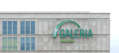 Berlin, Almanya, 22 Eylül 2021, Alexanderplatz 'daki Galeria Kaufhof binasının cephesi..