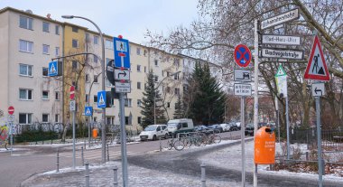 Berlin, Almanya, 3 Şubat 2026, Brachvogelstrasse ve Johanniterstrasse kavşağındaki işaretler ormanı..