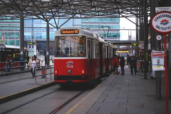 Красный Трамвай Железнодорожном Вокзале Вене — стоковое фото