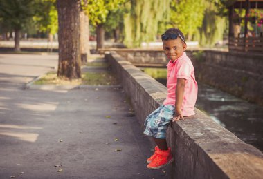 Sınırda oturan çocuk