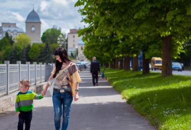 Anne ve oğlu sokak üzerinde