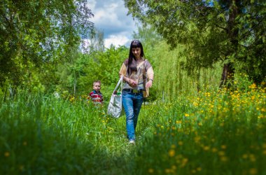 Çocuk ve anne yeşil çimen