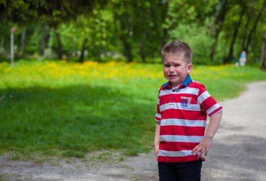 Üzgün çocuk yolda