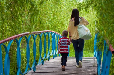 Anne ve oğlu Köprüsü'nde