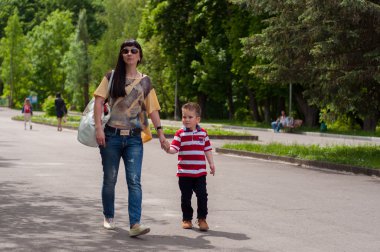 Anne ve oğlu parkta.