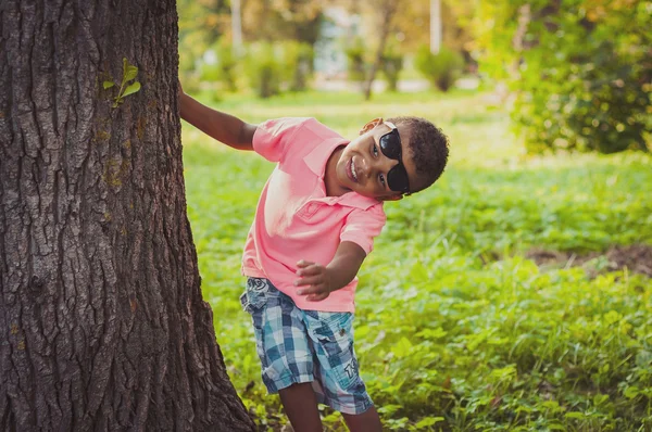 Parkta oynayan çocuk — Stok fotoğraf