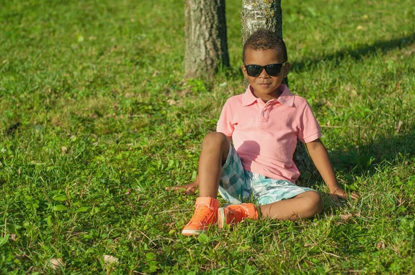 草の上に座ってアフロ アメリカン ボーイ — ストック写真