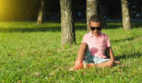 草の上に座ってアフロ アメリカン ボーイ — ストック写真