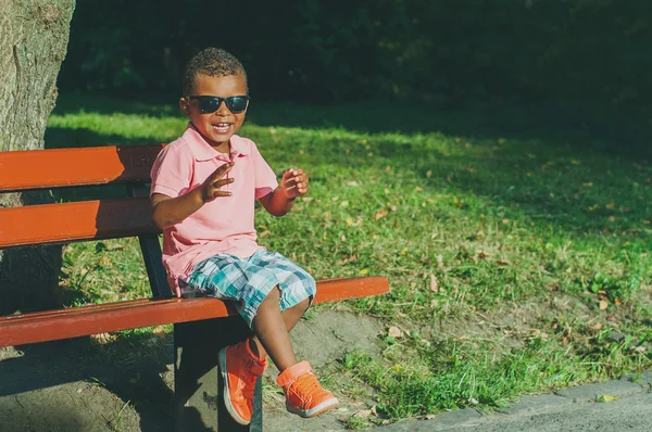 Bankta oturan çocuk