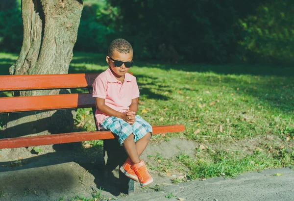 ベンチに座っている少年 — ストック写真