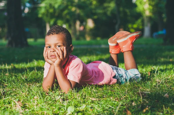 Yeşil çimenlerin üzerinde döşeme çocuk