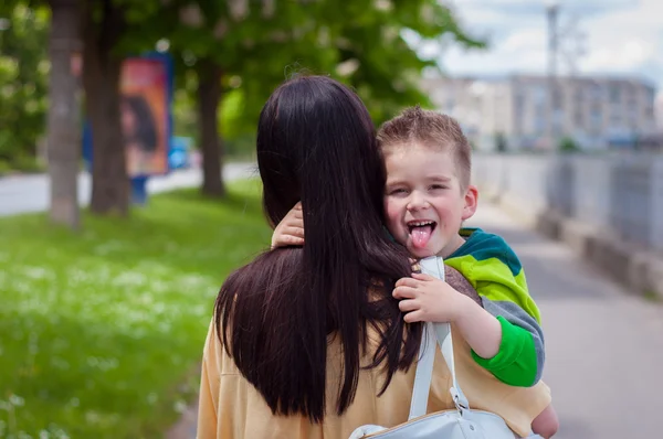 mutlu oğlu ve annesi