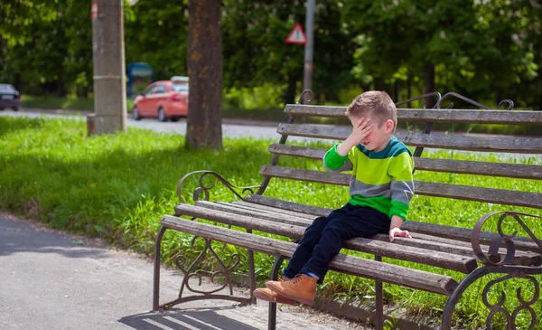 ベンチに座っている少年 — ストック写真