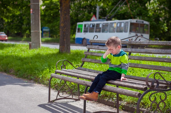 ベンチに座っている少年 — ストック写真