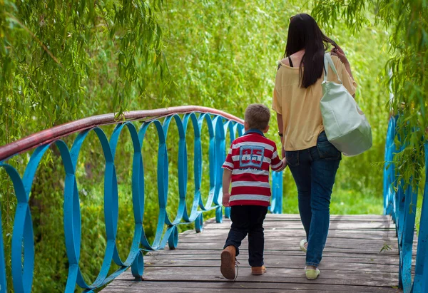 Anne ve oğlu Köprüsü'nde