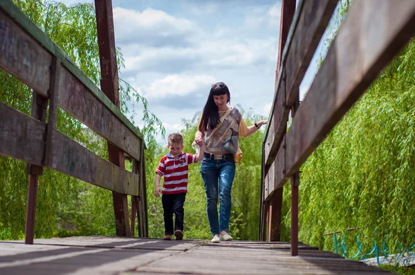 母と息子の橋の上 — ストック写真