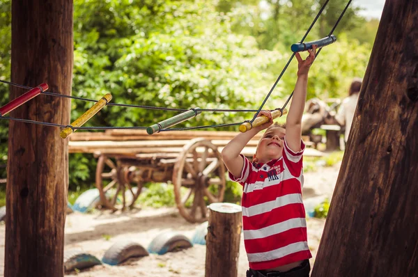 少年の遊び場で楽しんで — ストック写真