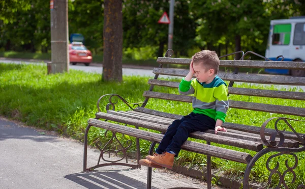 Bankta oturan çocuk — Stok fotoğraf