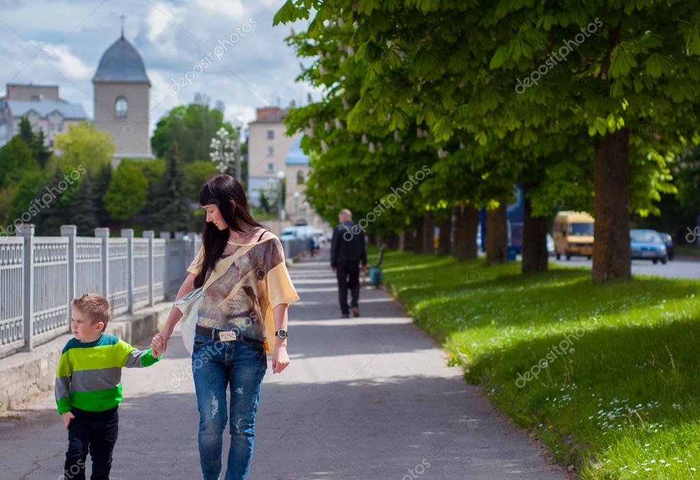 Мать И Сын На Аллее Стоковое Фото ©vitalik.Photo 64366731