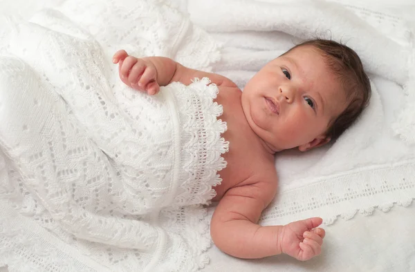 Bebé gracioso en una manta —  Fotos de Stock