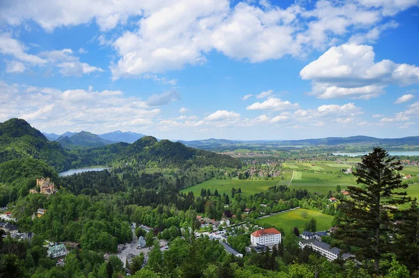 dağlar ve mavi gökyüzü