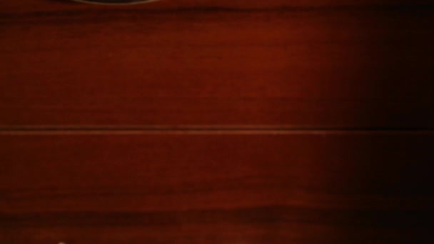 赤い布の上にガイ フォークスの入った引き出しを開けるマクロショット — ストック動画